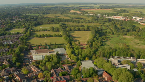 Toma-Aérea-Hacia-Los-Terrenos-Recreativos-De-Winchester.