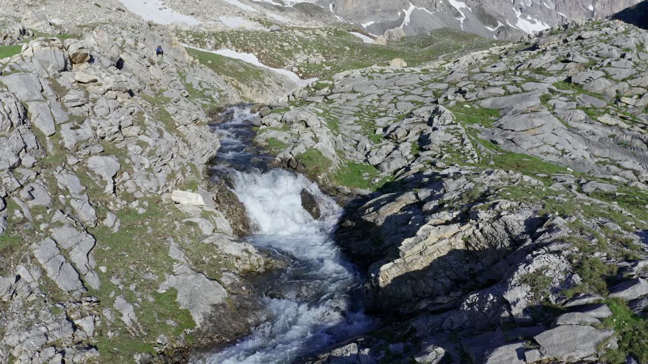 un arroyo de montaña que cae en cascada sobre las rocas en stroppia, cerca del lago niera