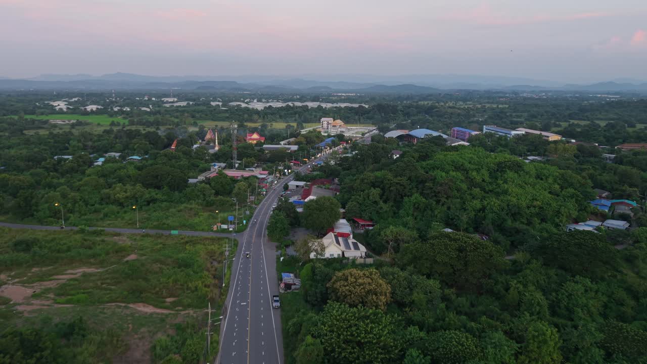 Vue aérienne d'une ville thaïlandaise au crépuscule