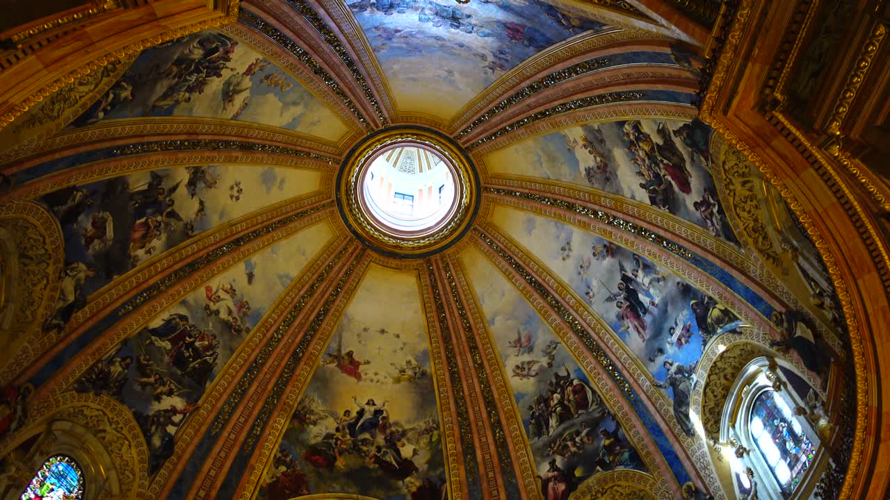 La Reale Basilica di San Francesco il Grande. La Reale Basilica di San Francesco il Grande. La basilica reale è realizzata in stile neoclassico, nella seconda metà del XVIII secolo.