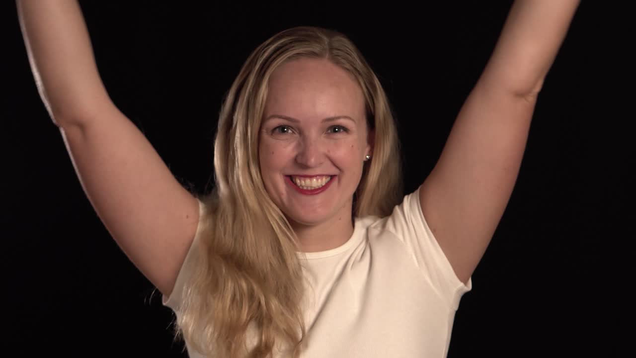 европейская блондинка счастлива из-за денег.