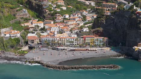 Madeira,-Portugal,-Touristischer-Ferienort-Mit-Privatstrand-Und-Luftaufnahme-Aus-Schwarzem-Sand