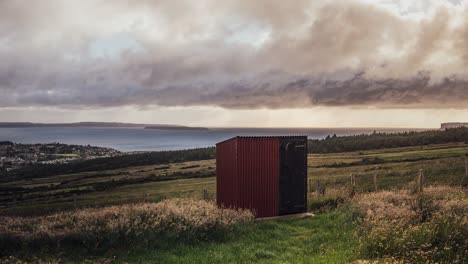 4K-Zeitraffer-Auf-Einem-Hügel-Mit-Wolken,-Die-über-Den-Himmel-Ziehen