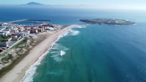 Hermosa-Ciudad-Española-De-Tarifa-Con-Marruecos-Al-Fondo,-Increíble-Clima-Soleado