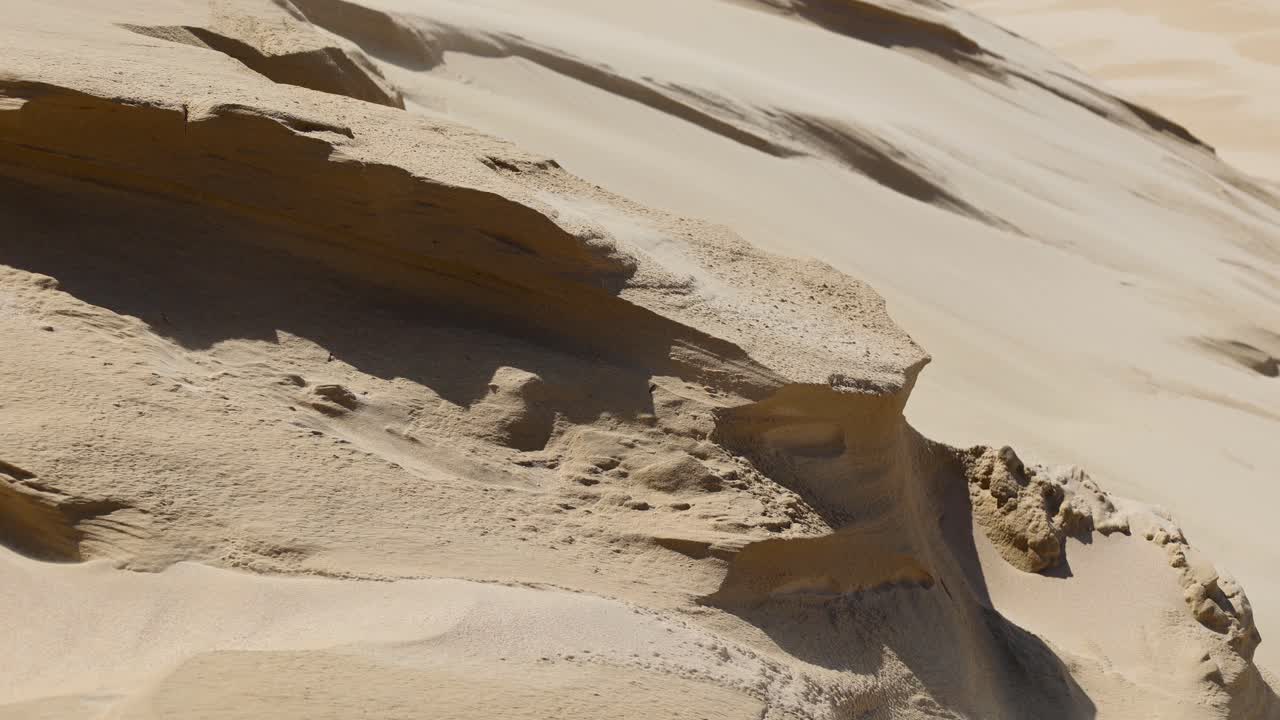 해안의 모래 언덕에 있는 아름다운 모래 패턴의 클로즈업 샷
