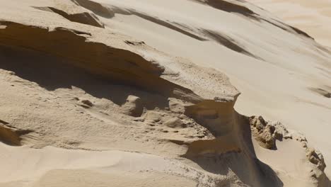 un primer plano de un hermoso patrón de arena en las dunas de la costa