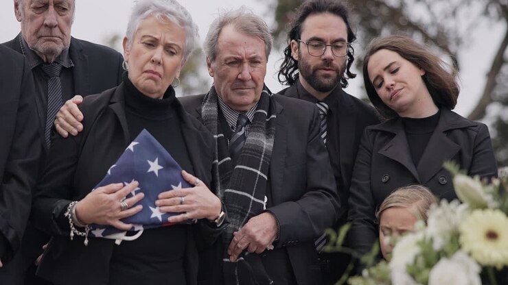 Funerale, cimitero e famiglia con bandiera USA