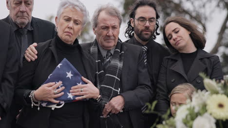 funeral, cementerio y familia con bandera de los estados unidos