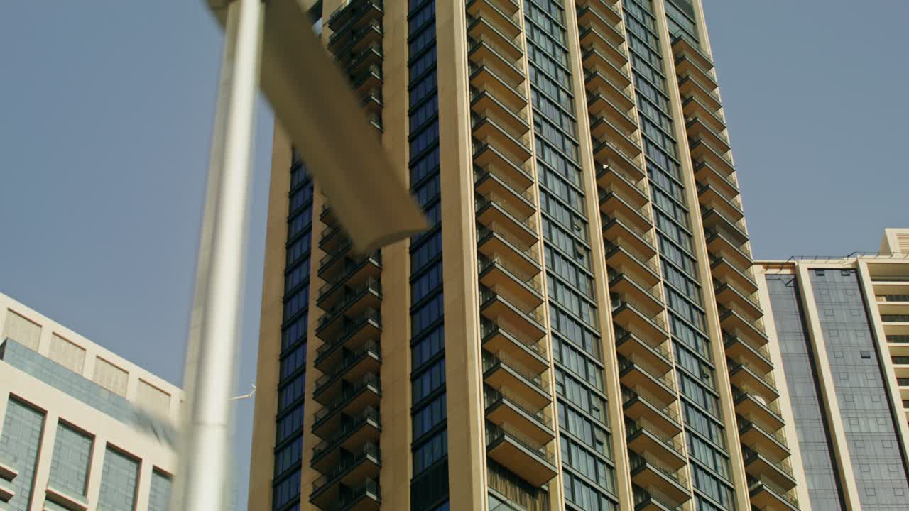 edificio de apartamentos altos en una ciudad