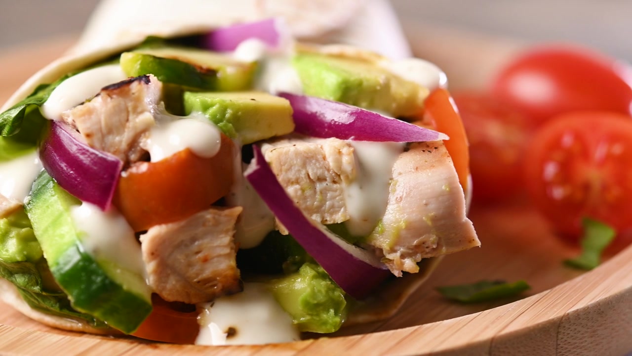 Un delizioso rotolo di pollo alla griglia.