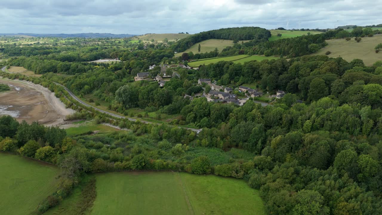 Ilmakuva uusiutuvan energian tuulivoimaloista ja louhoksesta maaseudulla, Derbyshire Dales, Yhdistynyt kuningaskunta