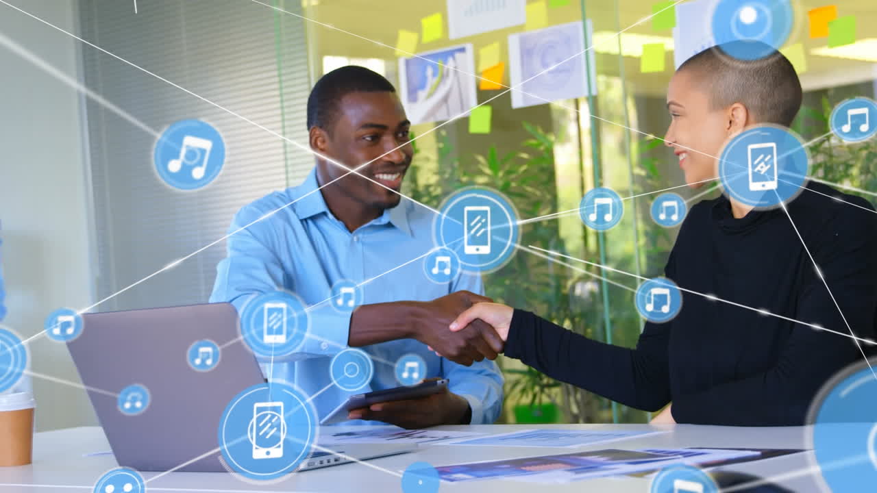 animación de la red de conexiones con iconos sobre diversas personas de negocios en la oficina