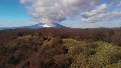 Revelación-Aérea-Hacia-Arriba-Del-Monte-Fuji-Y-La-Ciudad-De-Gotemba-Detrás-De-La-Colina-En-Un-Día-Nublado