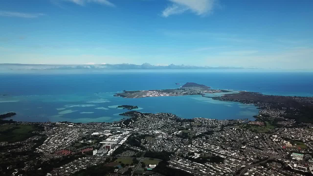 하와이 - 천국으로 가는 계단 꼭대기에 서서 드론을 이리저리