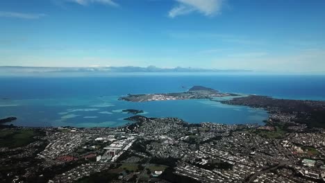 hawaii - de pie en la cima de la escalera al cielo y dando vueltas con el dron