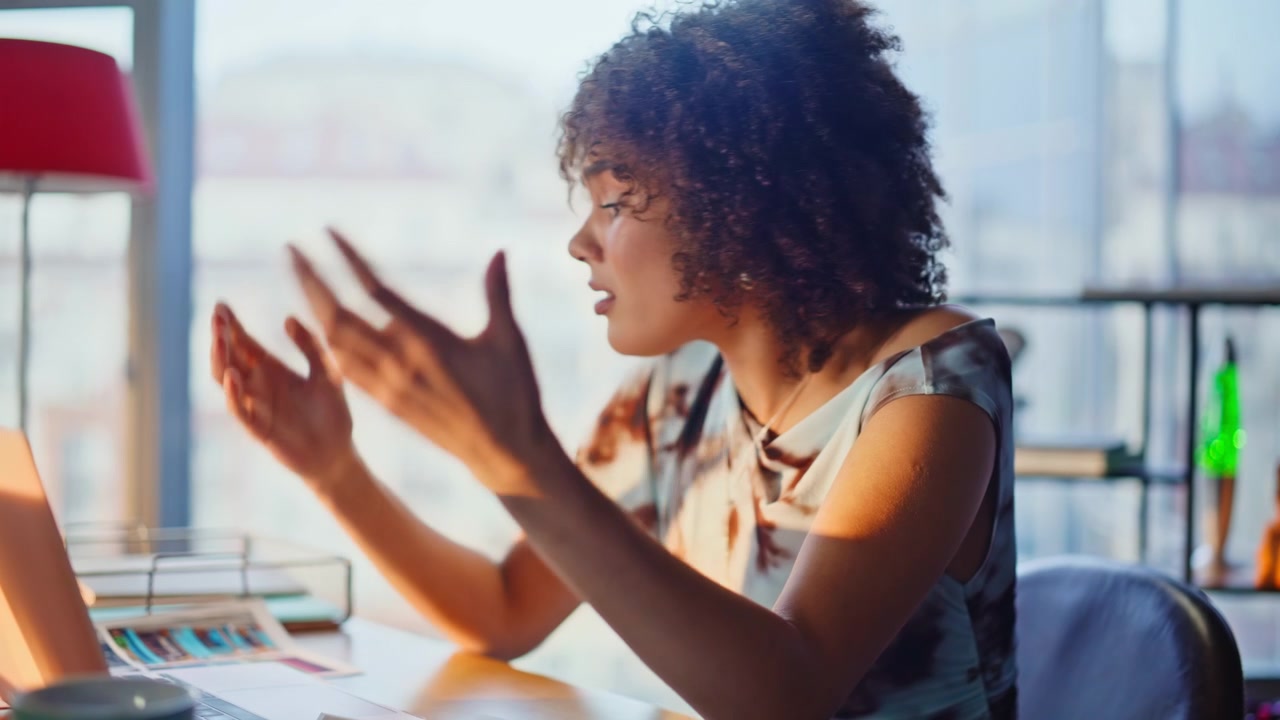Donna d'affari frustrata che legge documenti in ufficio. Lavoratrice stressata e turbata.