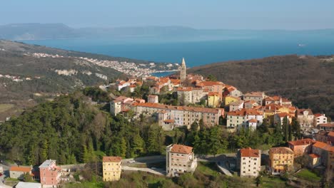 Hermosa-Ciudad-Antigua-De-Labin-En-La-Costa-Croata,-Disparo-De-Arco-Aéreo