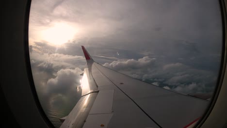 Sonnenuntergang-Und-Schöne-Wolken-Aus-Dem-Fenster-Des-Linken-Flügels-Des-Flugzeugs-Wecken-Reiseerinnerungen