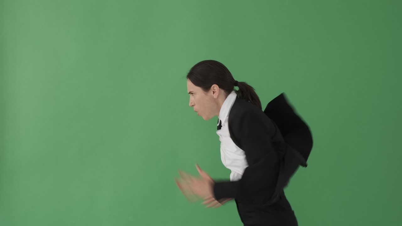 초록색 배경 을 가로질러 달리는 사업가