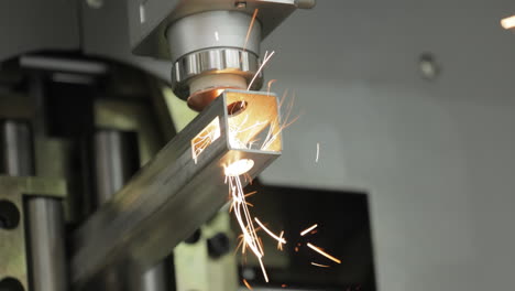 la découpe laser cnc du métal, une technologie industrielle moderne.