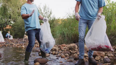 adultos voluntarios durante el día de limpieza del río