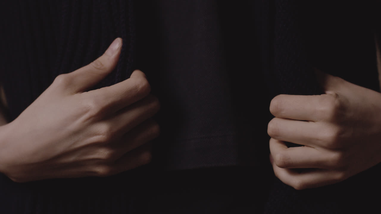 모델의 느슨하고 최소한의 세련된 옷