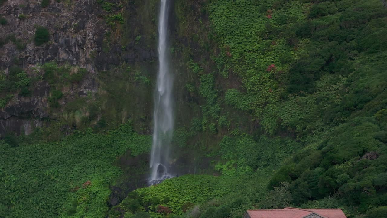 pintoresca cascada rural en la exuberante vegetación verde en las azores, aérea