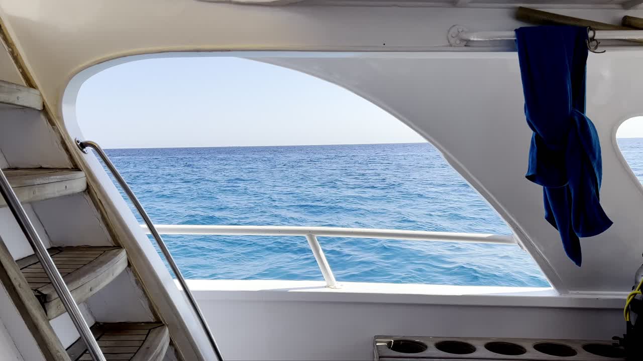 yate flotando en el mar rojo con aguas azules en verano en egipto