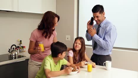 Glückliche-Familie-Beim-Frühstück,-Bevor-Vater-Zur-Arbeit-Geht