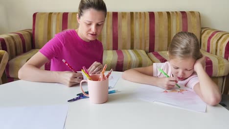 madre e hija dibujando juntos