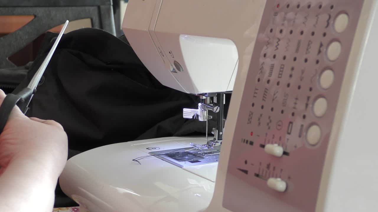 전기 바느질 기계 에서 일 하는 여자 바느질사