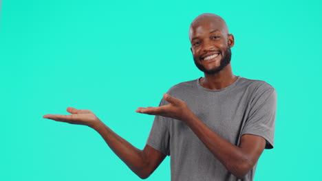 hombre negro, manos y pulgares hacia arriba en la maqueta