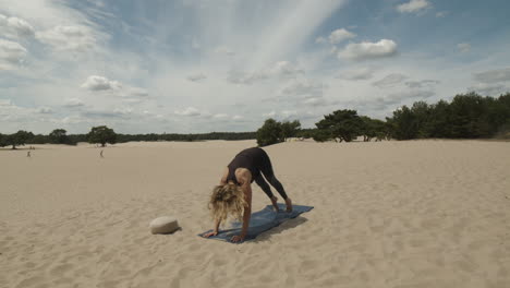 Mujer-Cambiando-De-Pose-De-Perro-Boca-Arriba-A-Perro-Boca-Abajo---Ejercicio-De-Yoga