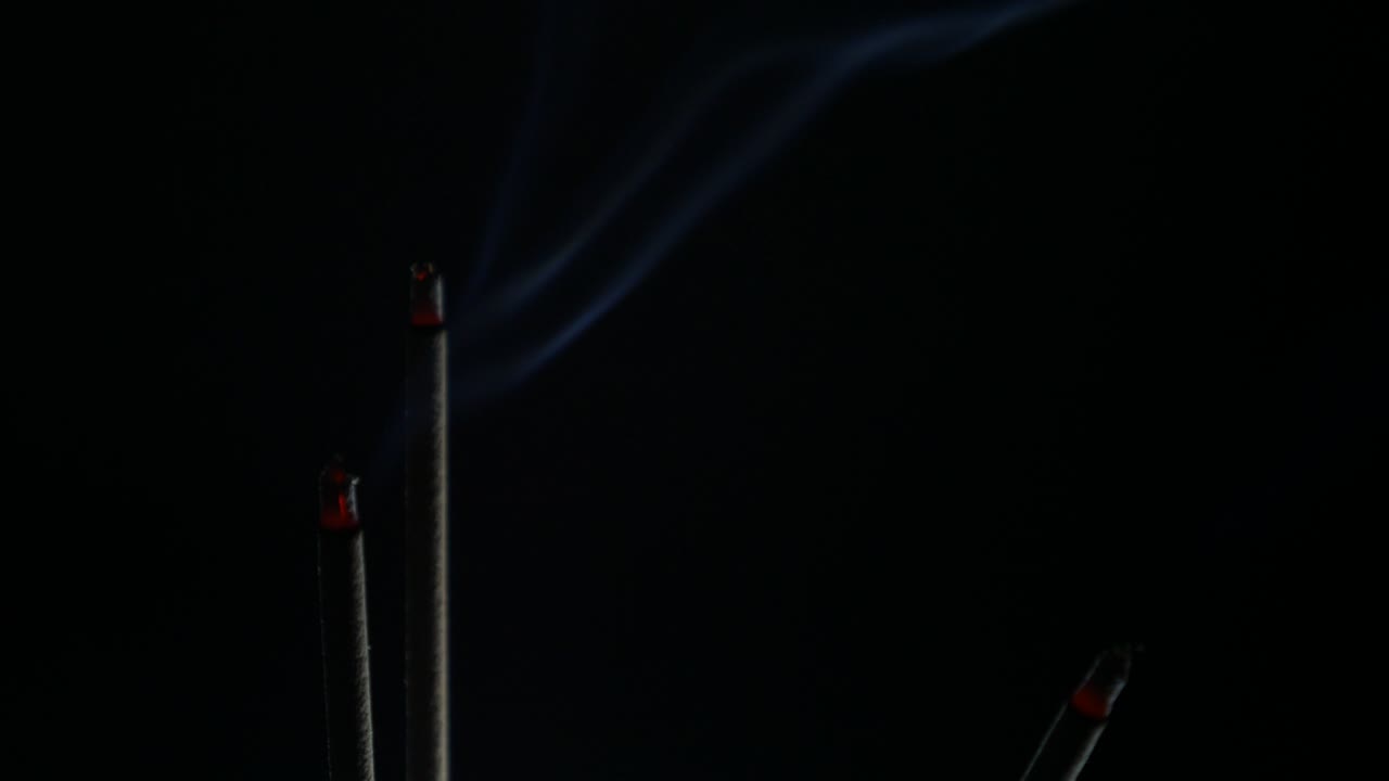 colores humo en fondo oscuro