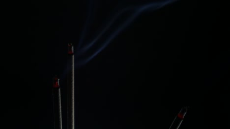 어두운 배경에 담배 색상
