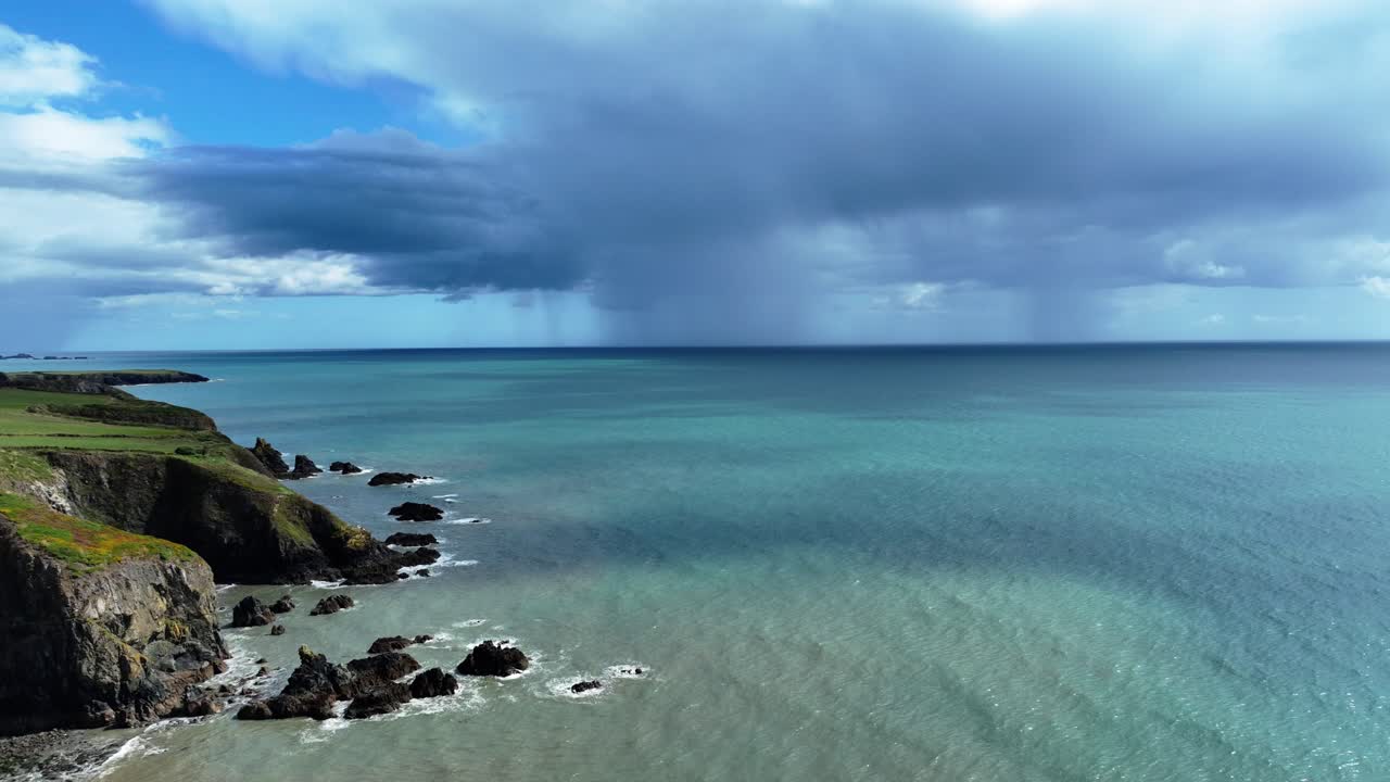 아일랜드의 웅장한 해안선, 바다에서 폭풍우 구름, 놀라운 코퍼 코스트, 워터포드, 아일랜드, 여름 아침, 극적인 풍경.
