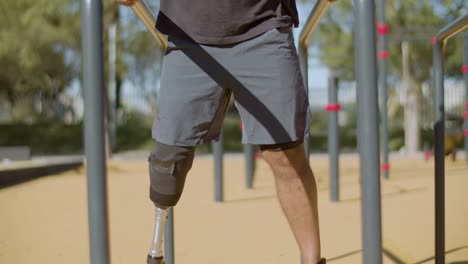 Atleta-Masculino-Con-Prótesis-Haciendo-Flexiones-En-Barras-De-Gimnasia.