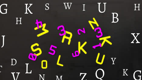 animación de números y letras sobre fondo negro