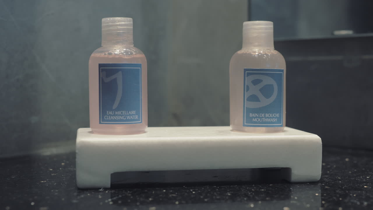 집주인이 호텔에 위생 세트를 놓고 있습니다.