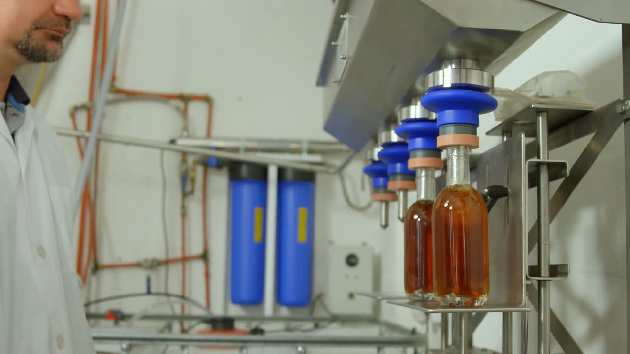 술 병 을 채우는 남성 노동자 4k