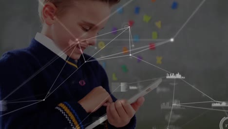 animación de la red de conexiones sobre un escolar caucásico que usa un teléfono inteligente