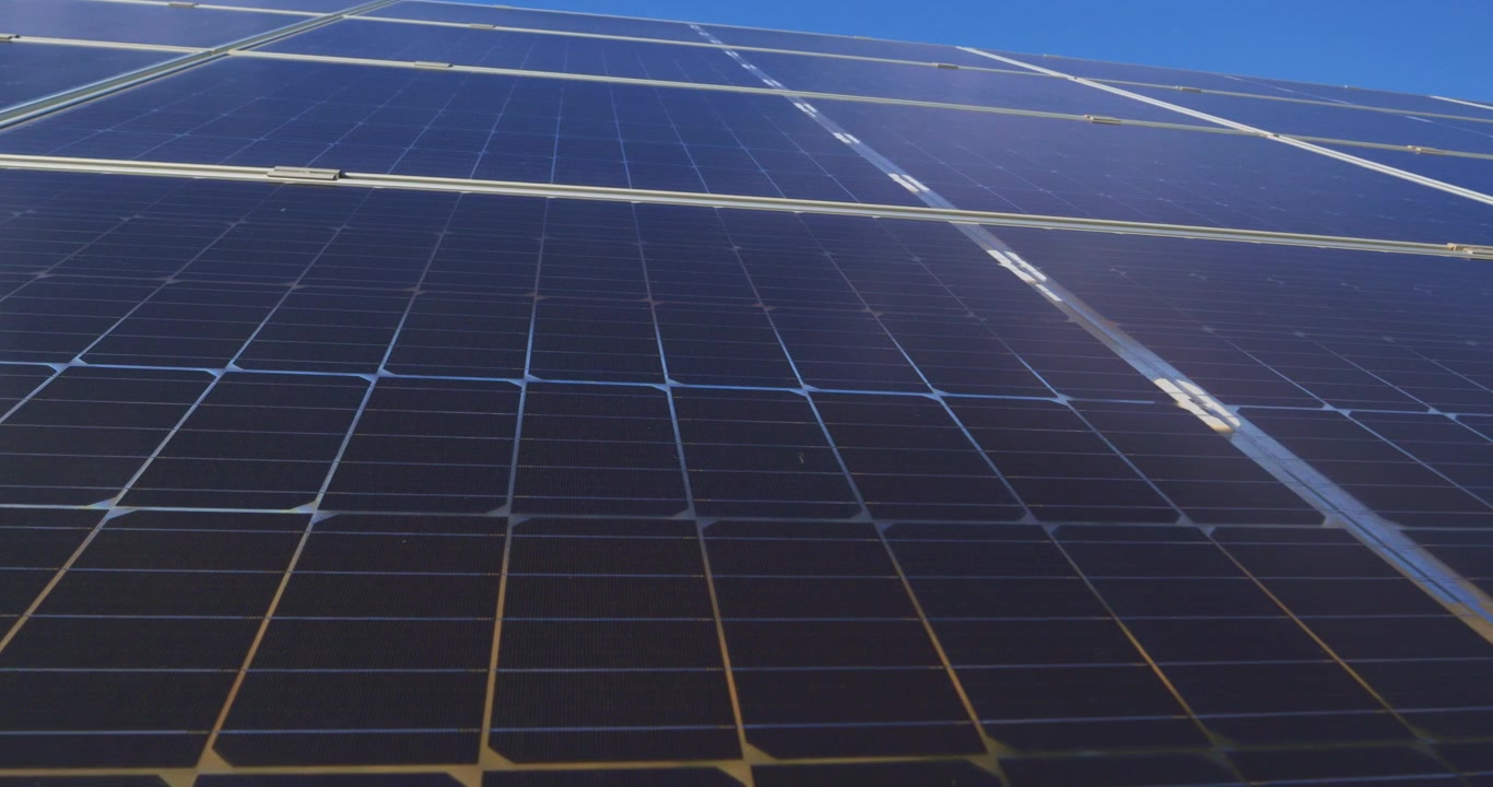 Primo piano della superficie di un pannello solare fotovoltaico con linee a griglia geometriche in un impianto di energia rinnovabile. Tecnologia di energia pulita, generazione di elettricità sostenibile e concetto di infrastruttura verde moderna.