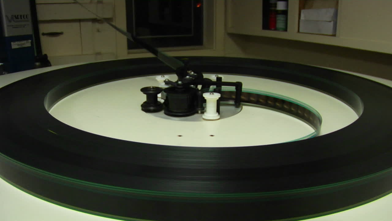 영화는 영사실의 평판에서 실행됩니다.