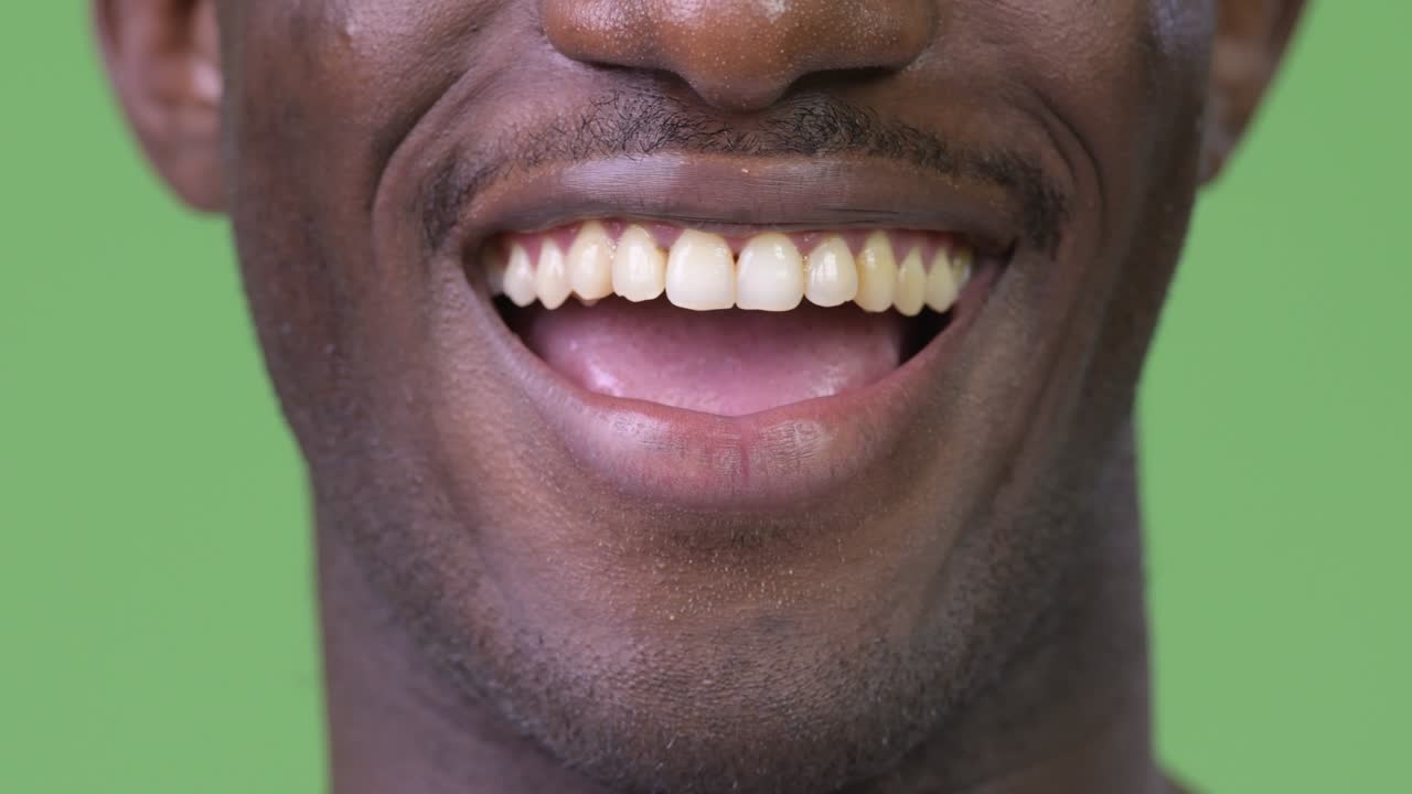 fotografía de cerca de un joven africano sonriendo