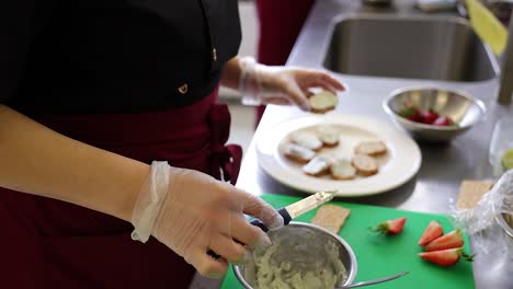 Hände-Des-Küchenarbeiters,-Der-Im-Restaurant-Vorspeisen-Zubereitet