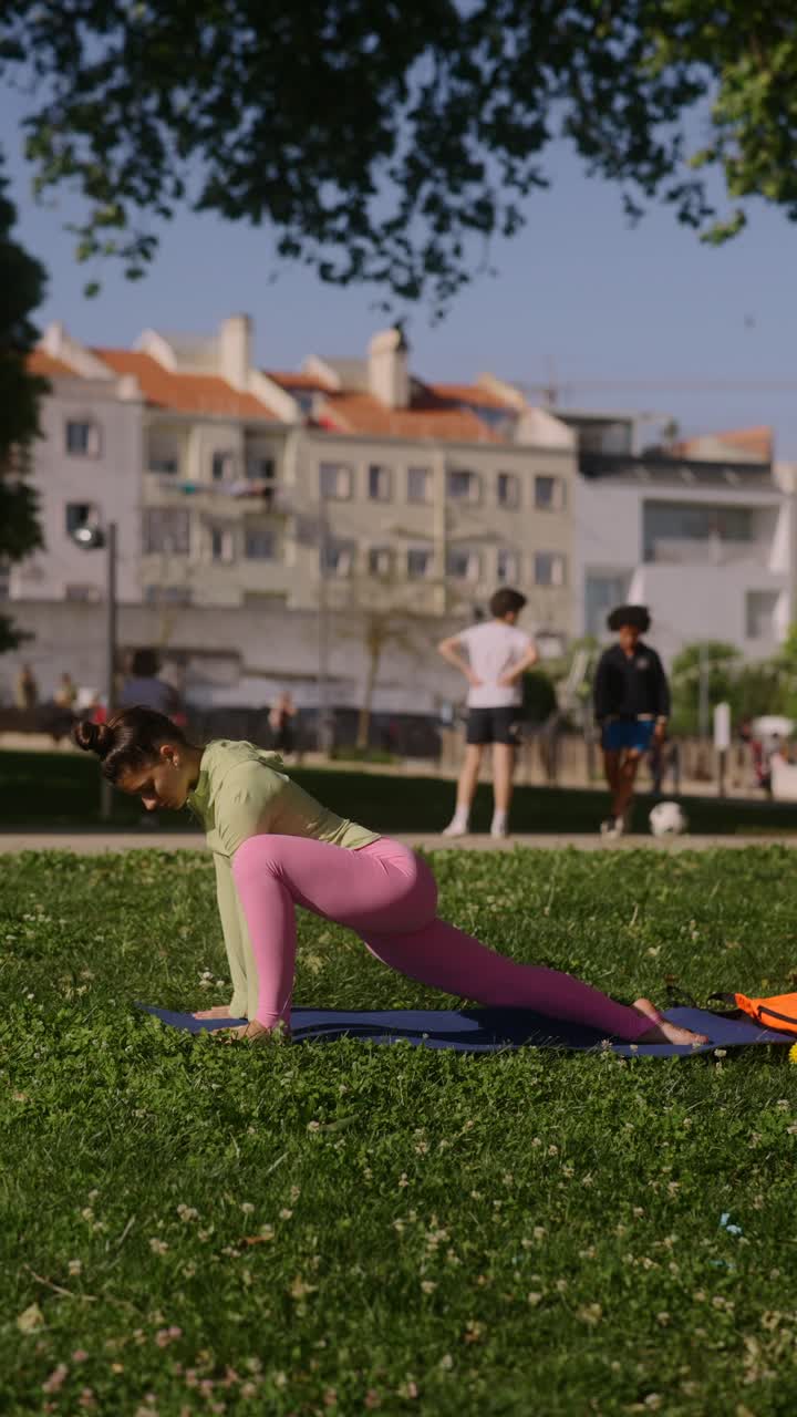 mujer practicando yoga en un parque