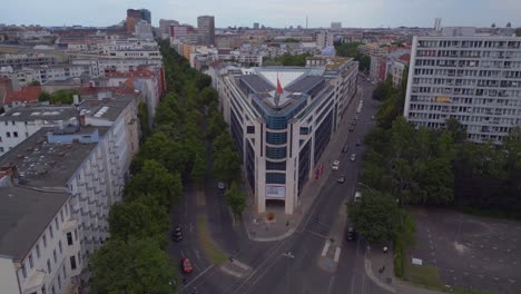 Magische-Luftaufnahme-Von-Oben,-Flug,-Parteivorstand,-Stadt-Berlin,-Deutschland,-Sommertag-2023