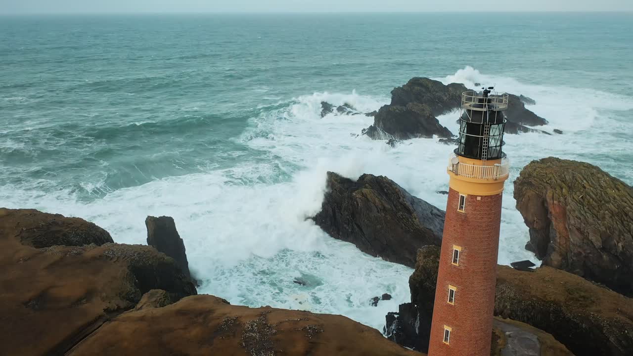 Ripresa aerea con drone in ascesa del Faro di Ness in una giornata tempestosa