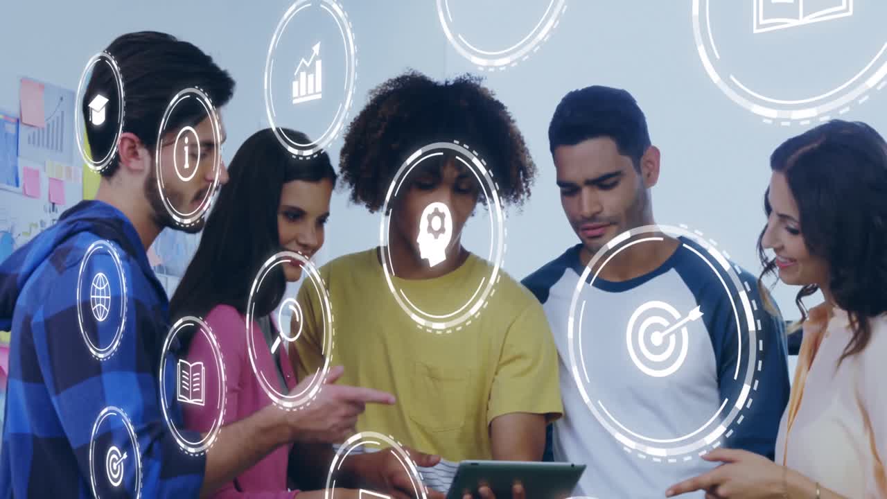 animación de iconos digitales y procesamiento de datos sobre diversas personas de negocios en la oficina