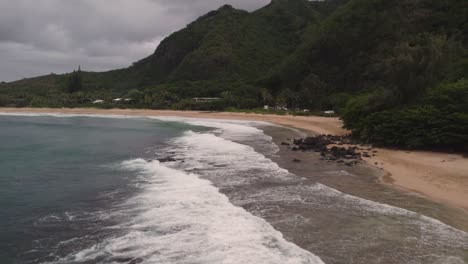 Dramáticas-Imágenes-Aéreas-Del-Famoso-Parque-Haena-Y-El-Sendero-Kalalau-Por-La-Costa-De-Napali-En-Un-Día-Nublado